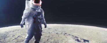 الصعود إلى القمر