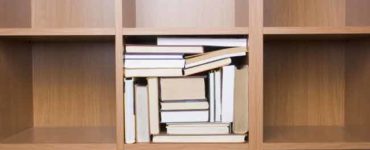 كيف يمكنك ترتيب كتبك في خزانة الكتب
