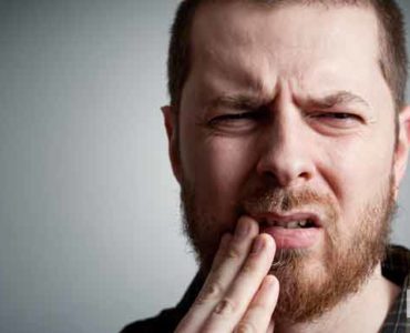 كيف تتعامل مع الام الاسنان في البيت