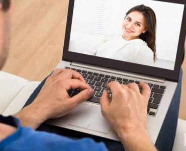 تواصل مع شريك حياتك أثناء السفر