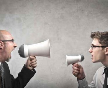 كيف تناقش شخص ما في أفكاره المتطرفة