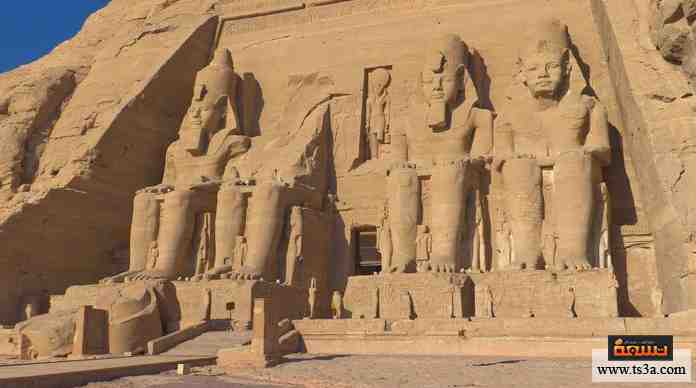 معبد فرعوني شهير يطل على بحيرة ناصر، تعتبره اليونسكو أحد مناطق التراث العالمي، نُقل من مكانه الأصلي عقب بناء السد العالي.