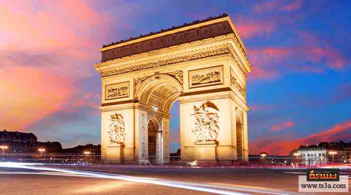 معلم تاريخي أمر ببناءه الامبراطور الفرنسي نابليون احتفالاً بانتصارات الأمة الفرنسية، انتهى بناؤه في 1836.