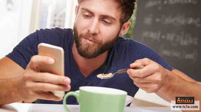 يرن هاتفك المحمول أثناء تناولك الطعام، وتعرف من اسم المتصل أنه صديق لك ويحتاج إلى شيئ منك، تقوم بـ ...