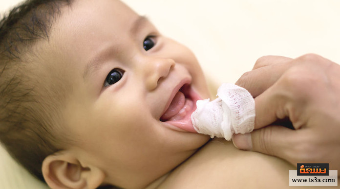تنظيف فم الطفل فطريات لسان الرضيع