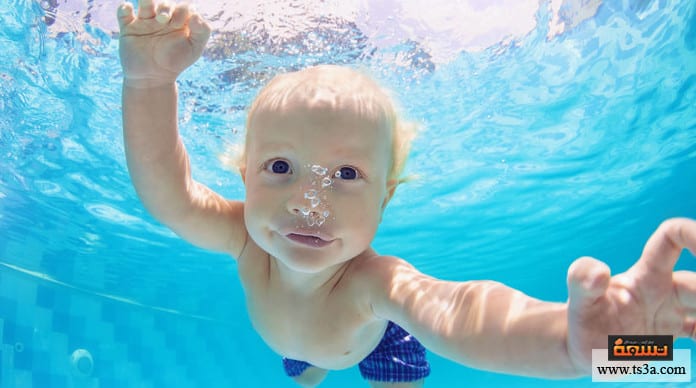 تعليم الرضع السباحة