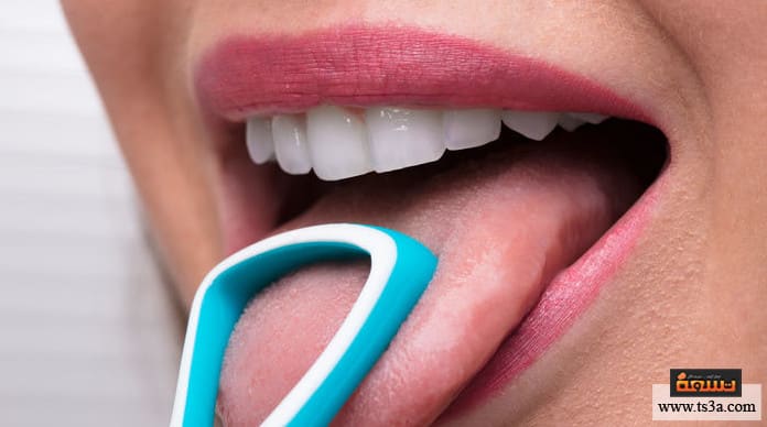 كيف تتعلم تنظيف اللسان بطريقة صحيحة بجانب تنظيف الأسنان تسعة