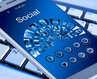 استخدام مواقع التواصل الاجتماعي